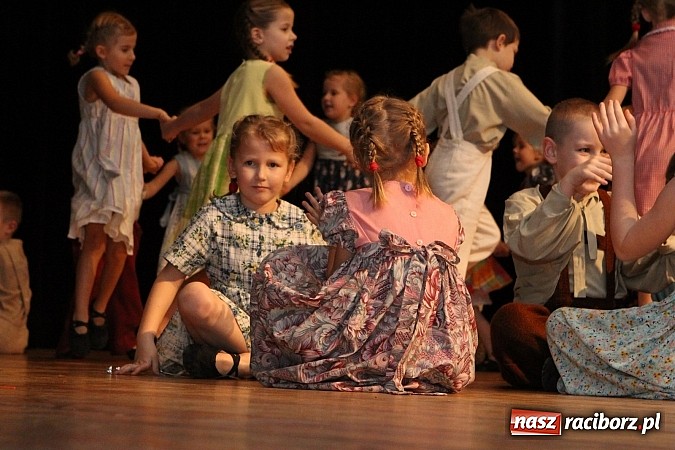 Zdjęcie w galerii na portalu naszraciborz.pl: Tancerze z Zawady Książęcej występowali w Kuźni Raciborskiej wiadomości z regionu