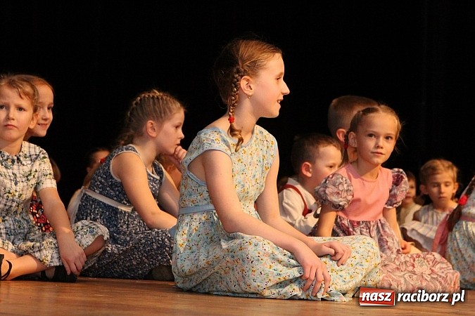Zdjęcie w galerii na portalu naszraciborz.pl: Tancerze z Zawady Książęcej występowali w Kuźni Raciborskiej wiadomości z regionu