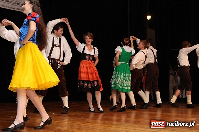 Zdjęcie w galerii na portalu naszraciborz.pl: Tancerze z Zawady Książęcej występowali w Kuźni Raciborskiej wiadomości z regionu