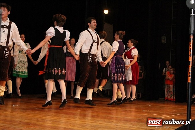 Zdjęcie w galerii na portalu naszraciborz.pl: Tancerze z Zawady Książęcej występowali w Kuźni Raciborskiej wiadomości z regionu