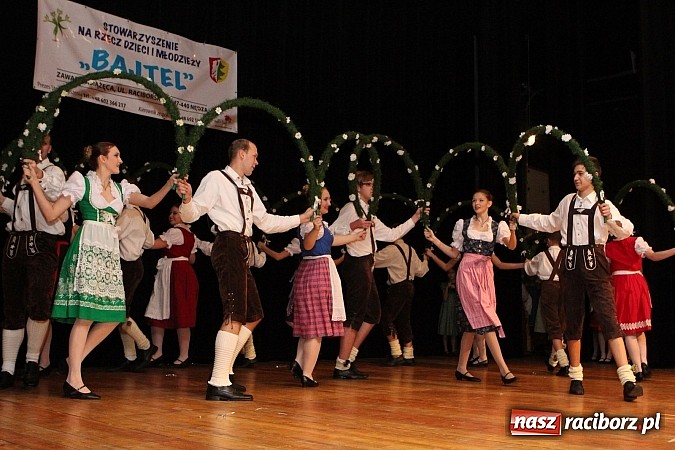 Zdjęcie w galerii na portalu naszraciborz.pl: Tancerze z Zawady Książęcej występowali w Kuźni Raciborskiej wiadomości z regionu