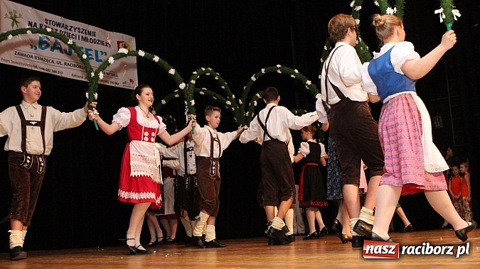 Zdjęcie w galerii na portalu naszraciborz.pl: Tancerze z Zawady Książęcej występowali w Kuźni Raciborskiej wiadomości z regionu