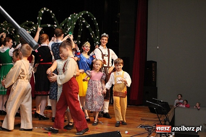 Zdjęcie w galerii na portalu naszraciborz.pl: Tancerze z Zawady Książęcej występowali w Kuźni Raciborskiej wiadomości z regionu