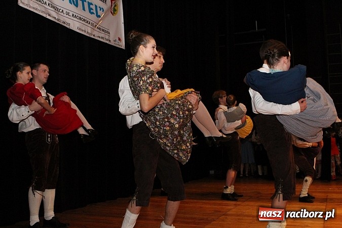 Zdjęcie w galerii na portalu naszraciborz.pl: Tancerze z Zawady Książęcej występowali w Kuźni Raciborskiej wiadomości z regionu
