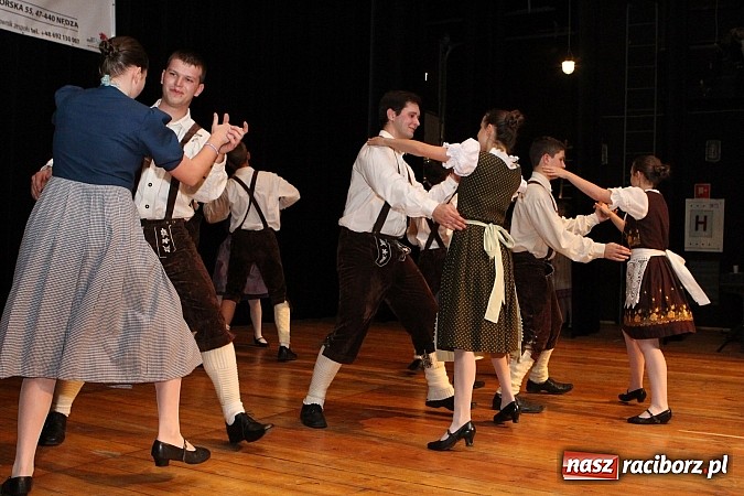 Zdjęcie w galerii na portalu naszraciborz.pl: Tancerze z Zawady Książęcej występowali w Kuźni Raciborskiej wiadomości z regionu
