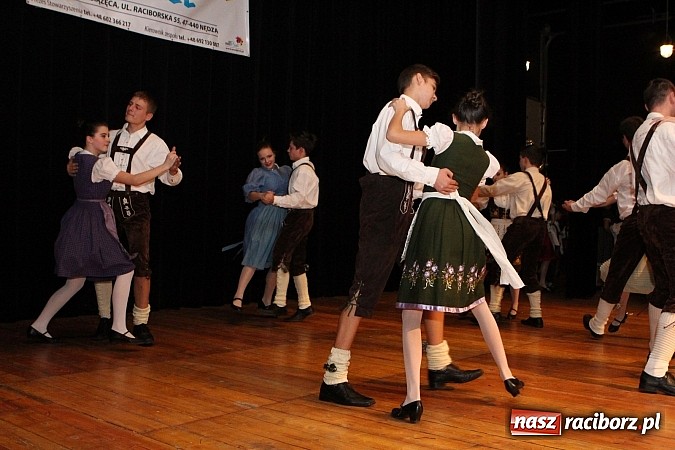 Zdjęcie w galerii na portalu naszraciborz.pl: Tancerze z Zawady Książęcej występowali w Kuźni Raciborskiej wiadomości z regionu