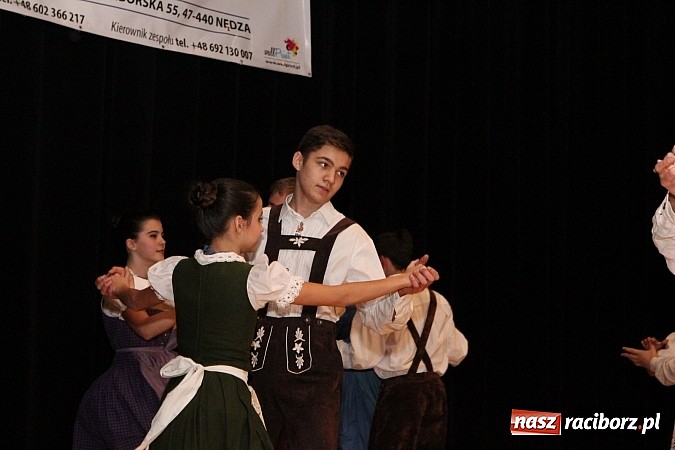 Zdjęcie w galerii na portalu naszraciborz.pl: Tancerze z Zawady Książęcej występowali w Kuźni Raciborskiej wiadomości z regionu