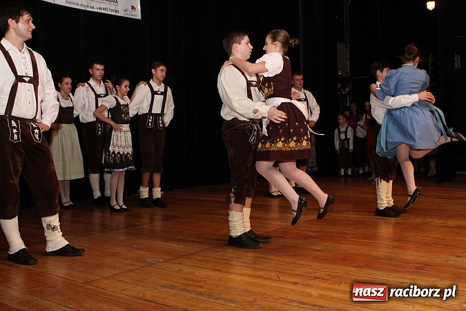 Zdjęcie w galerii na portalu naszraciborz.pl: Tancerze z Zawady Książęcej występowali w Kuźni Raciborskiej wiadomości z regionu