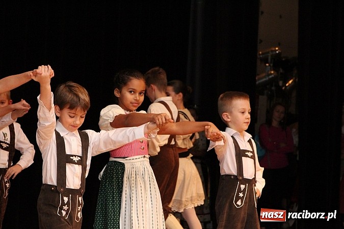 Zdjęcie w galerii na portalu naszraciborz.pl: Tancerze z Zawady Książęcej występowali w Kuźni Raciborskiej wiadomości z regionu