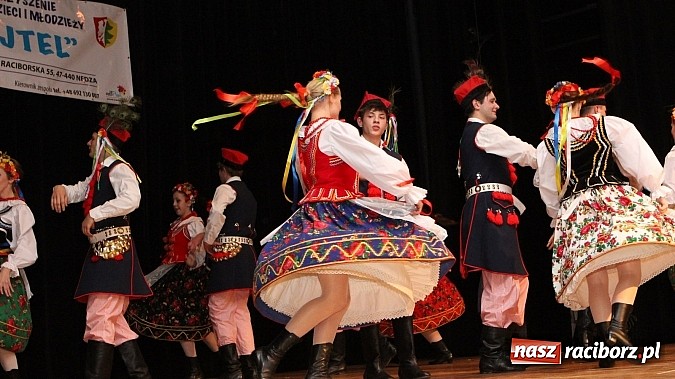 Zdjęcie w galerii na portalu naszraciborz.pl: Tancerze z Zawady Książęcej występowali w Kuźni Raciborskiej wiadomości z regionu