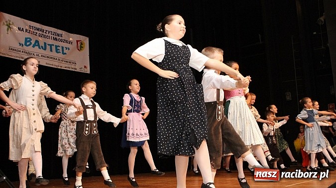 Zdjęcie w galerii na portalu naszraciborz.pl: Tancerze z Zawady Książęcej występowali w Kuźni Raciborskiej wiadomości z regionu