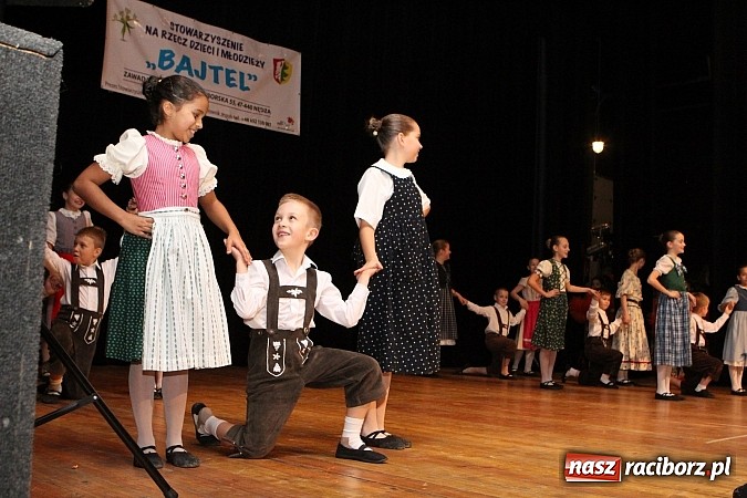 Zdjęcie w galerii na portalu naszraciborz.pl: Tancerze z Zawady Książęcej występowali w Kuźni Raciborskiej wiadomości z regionu