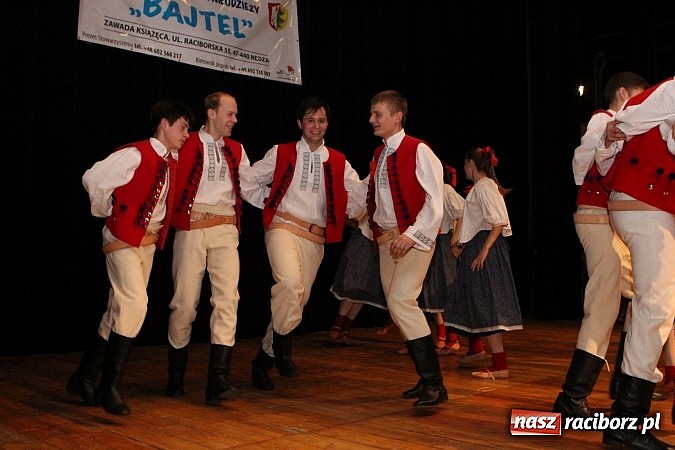 Zdjęcie w galerii na portalu naszraciborz.pl: Tancerze z Zawady Książęcej występowali w Kuźni Raciborskiej wiadomości z regionu
