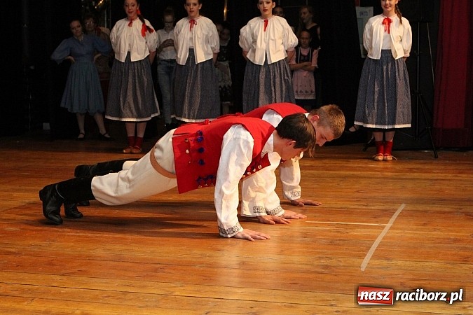 Zdjęcie w galerii na portalu naszraciborz.pl: Tancerze z Zawady Książęcej występowali w Kuźni Raciborskiej wiadomości z regionu