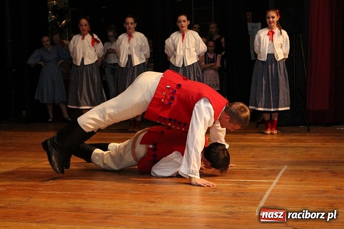 Zdjęcie w galerii na portalu naszraciborz.pl: Tancerze z Zawady Książęcej występowali w Kuźni Raciborskiej wiadomości z regionu