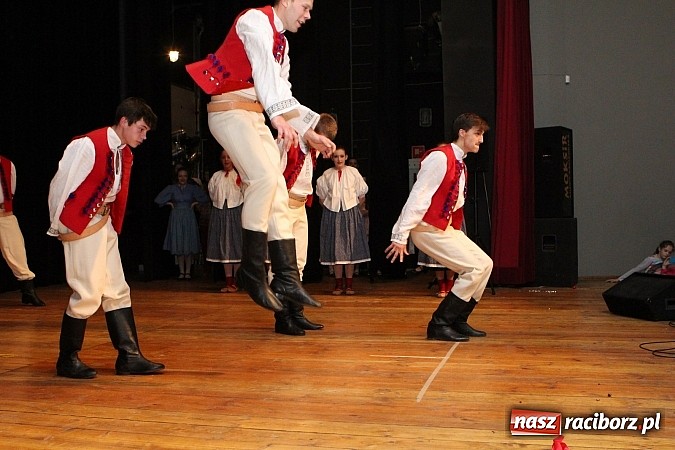Zdjęcie w galerii na portalu naszraciborz.pl: Tancerze z Zawady Książęcej występowali w Kuźni Raciborskiej wiadomości z regionu
