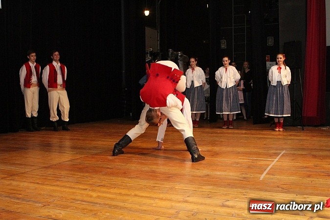 Zdjęcie w galerii na portalu naszraciborz.pl: Tancerze z Zawady Książęcej występowali w Kuźni Raciborskiej wiadomości z regionu