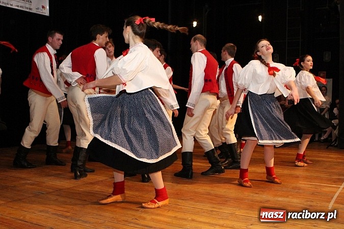 Zdjęcie w galerii na portalu naszraciborz.pl: Tancerze z Zawady Książęcej występowali w Kuźni Raciborskiej wiadomości z regionu