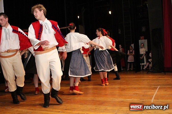 Zdjęcie w galerii na portalu naszraciborz.pl: Tancerze z Zawady Książęcej występowali w Kuźni Raciborskiej wiadomości z regionu