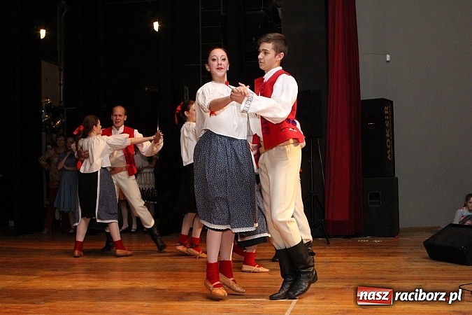 Zdjęcie w galerii na portalu naszraciborz.pl: Tancerze z Zawady Książęcej występowali w Kuźni Raciborskiej wiadomości z regionu