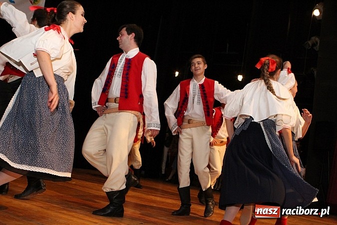 Zdjęcie w galerii na portalu naszraciborz.pl: Tancerze z Zawady Książęcej występowali w Kuźni Raciborskiej wiadomości z regionu