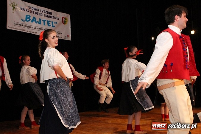 Zdjęcie w galerii na portalu naszraciborz.pl: Tancerze z Zawady Książęcej występowali w Kuźni Raciborskiej wiadomości z regionu