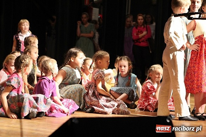 Zdjęcie w galerii na portalu naszraciborz.pl: Tancerze z Zawady Książęcej występowali w Kuźni Raciborskiej wiadomości z regionu