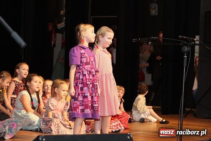 Zdjęcie w galerii na portalu naszraciborz.pl: Tancerze z Zawady Książęcej występowali w Kuźni Raciborskiej wiadomości z regionu