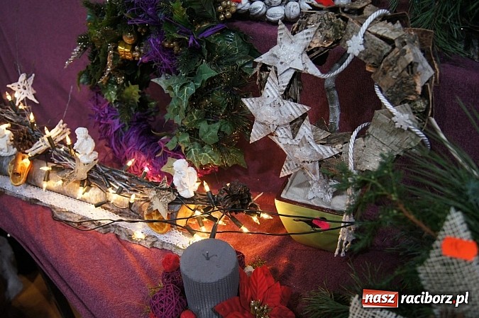 Zdjęcie w galerii na portalu naszraciborz.pl: Tłumy na świątecznym kiermaszu w szkole w Nędzy wiadomości z regionu
