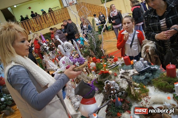 Zdjęcie w galerii na portalu naszraciborz.pl: Tłumy na świątecznym kiermaszu w szkole w Nędzy wiadomości z regionu