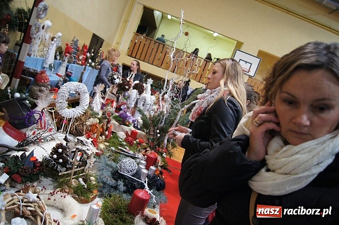 Zdjęcie w galerii na portalu naszraciborz.pl: Tłumy na świątecznym kiermaszu w szkole w Nędzy wiadomości z regionu