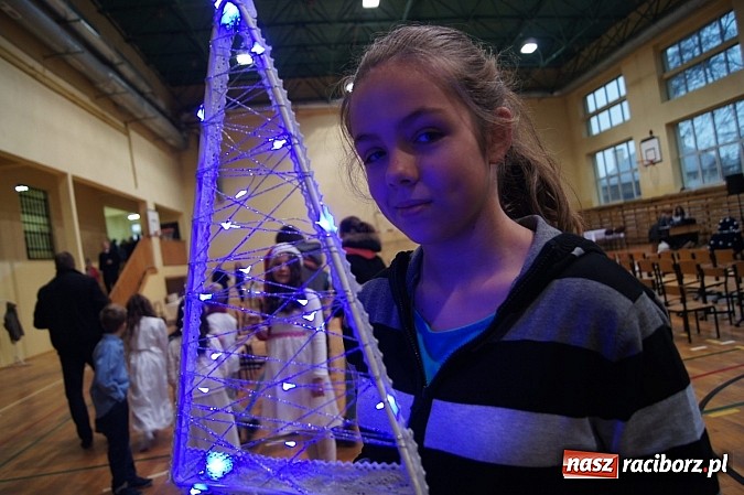 Zdjęcie w galerii na portalu naszraciborz.pl: Tłumy na świątecznym kiermaszu w szkole w Nędzy wiadomości z regionu