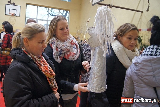 Zdjęcie w galerii na portalu naszraciborz.pl: Tłumy na świątecznym kiermaszu w szkole w Nędzy wiadomości z regionu