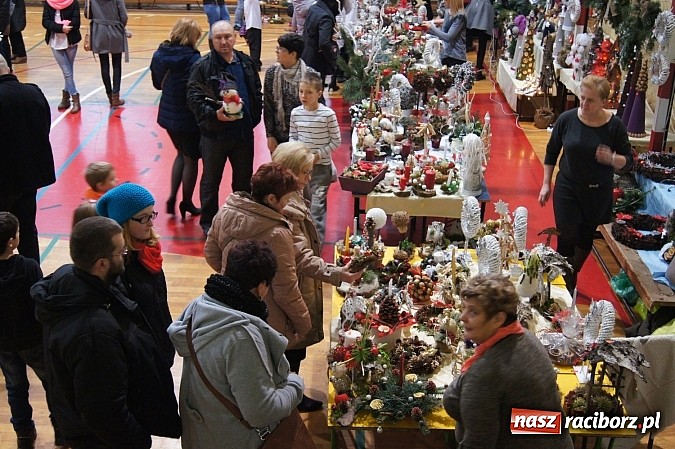 Zdjęcie w galerii na portalu naszraciborz.pl: Tłumy na świątecznym kiermaszu w szkole w Nędzy wiadomości z regionu