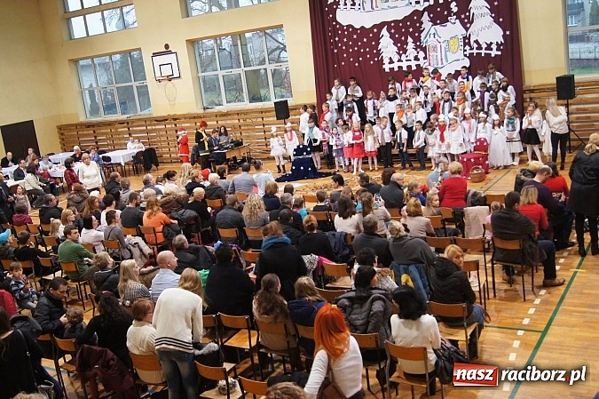 Zdjęcie w galerii na portalu naszraciborz.pl: Tłumy na świątecznym kiermaszu w szkole w Nędzy wiadomości z regionu