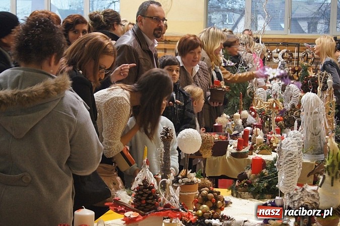 Zdjęcie w galerii na portalu naszraciborz.pl: Tłumy na świątecznym kiermaszu w szkole w Nędzy wiadomości z regionu