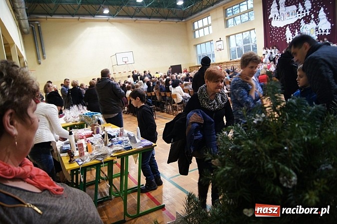 Zdjęcie w galerii na portalu naszraciborz.pl: Tłumy na świątecznym kiermaszu w szkole w Nędzy wiadomości z regionu