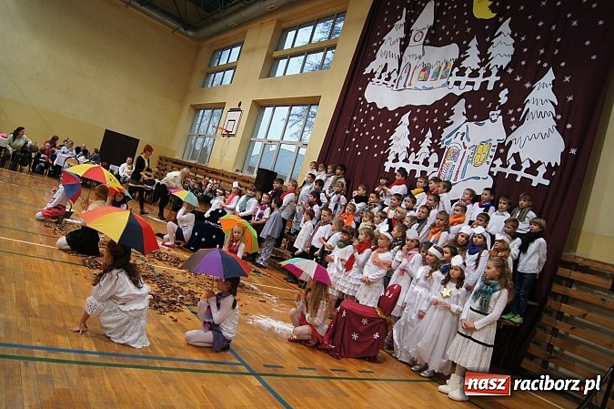Zdjęcie w galerii na portalu naszraciborz.pl: Tłumy na świątecznym kiermaszu w szkole w Nędzy wiadomości z regionu