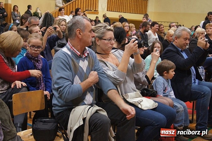Zdjęcie w galerii na portalu naszraciborz.pl: Tłumy na świątecznym kiermaszu w szkole w Nędzy wiadomości z regionu