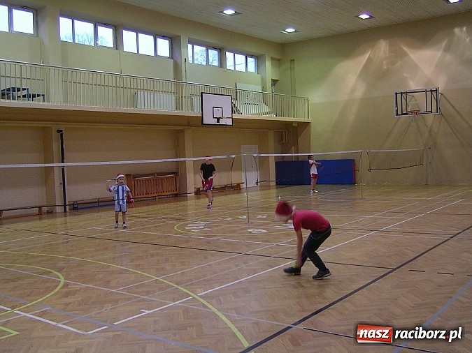 Zdjęcie w galerii na portalu naszraciborz.pl: Mikołajkowy Turniej w Badmintona wiadomości z regionu