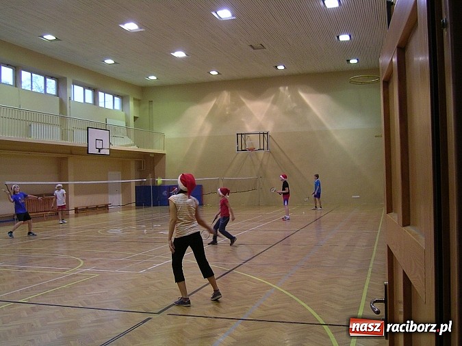 Zdjęcie w galerii na portalu naszraciborz.pl: Mikołajkowy Turniej w Badmintona wiadomości z regionu