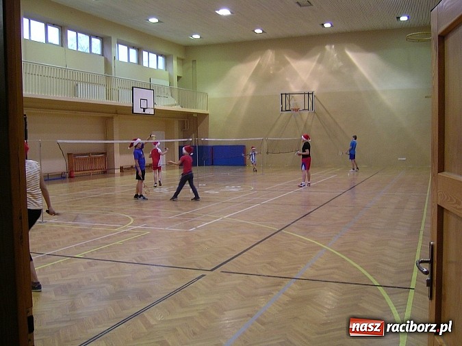 Zdjęcie w galerii na portalu naszraciborz.pl: Mikołajkowy Turniej w Badmintona wiadomości z regionu