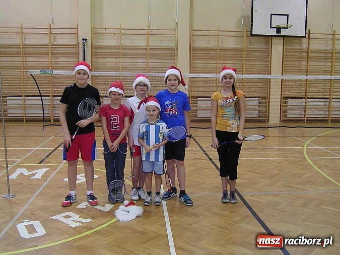 Zdjęcie w galerii na portalu naszraciborz.pl: Mikołajkowy Turniej w Badmintona wiadomości z regionu