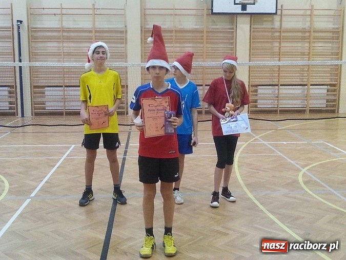 Zdjęcie w galerii na portalu naszraciborz.pl: Mikołajkowy Turniej w Badmintona wiadomości z regionu