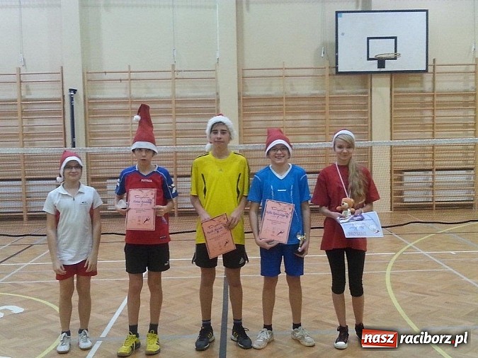 Zdjęcie w galerii na portalu naszraciborz.pl: Mikołajkowy Turniej w Badmintona wiadomości z regionu