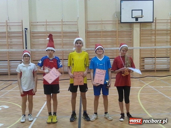 Zdjęcie w galerii na portalu naszraciborz.pl: Mikołajkowy Turniej w Badmintona wiadomości z regionu