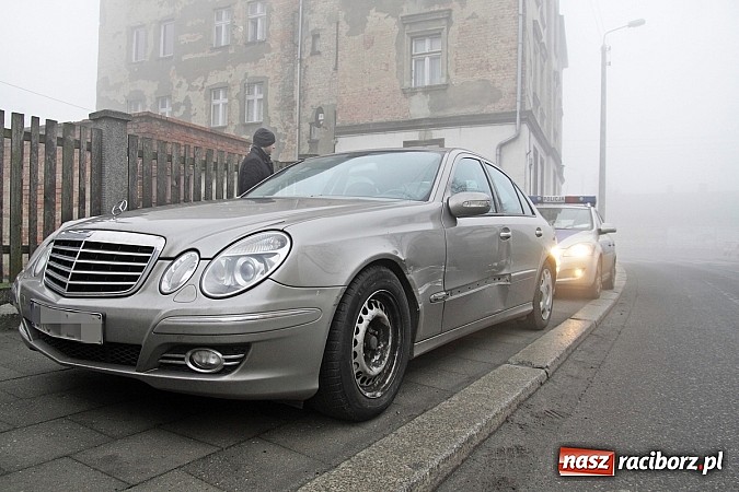 Zdjęcie w galerii na portalu naszraciborz.pl: Kolizja na rondzie Mariańska-Michejdy wiadomości z regionu