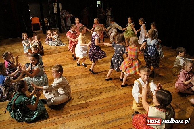 Zdjęcie w galerii na portalu naszraciborz.pl: Sala pękała w szwach na koncercie zespoł&oacute;w z Zawady Książęcej! wiadomości z regionu