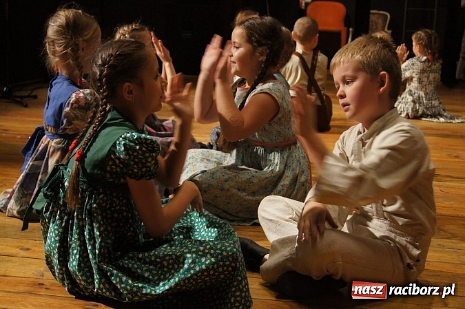 Zdjęcie w galerii na portalu naszraciborz.pl: Sala pękała w szwach na koncercie zespoł&oacute;w z Zawady Książęcej! wiadomości z regionu