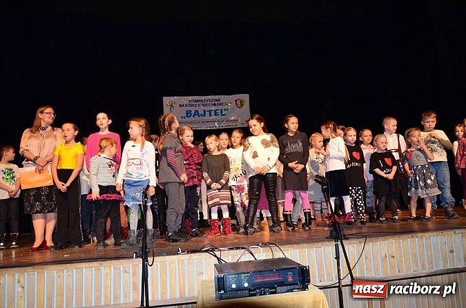 Zdjęcie w galerii na portalu naszraciborz.pl: Sala pękała w szwach na koncercie zespoł&oacute;w z Zawady Książęcej! wiadomości z regionu